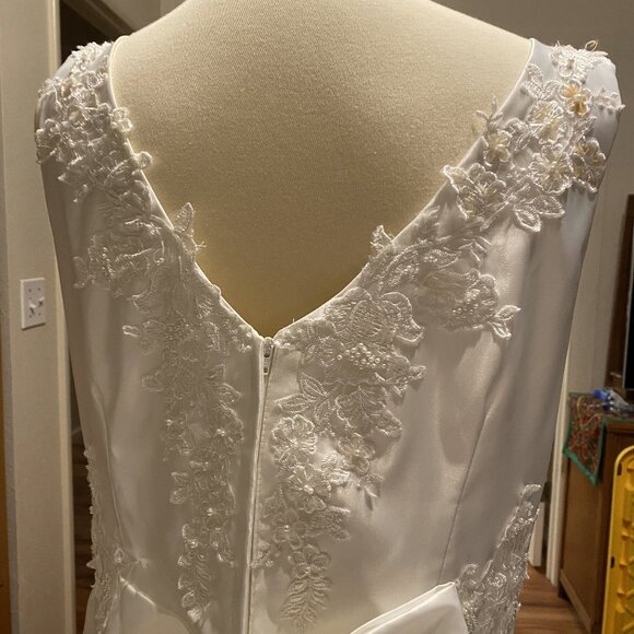 #18) Wedding Gown: Vine Blossoms - Picture 2 of 8